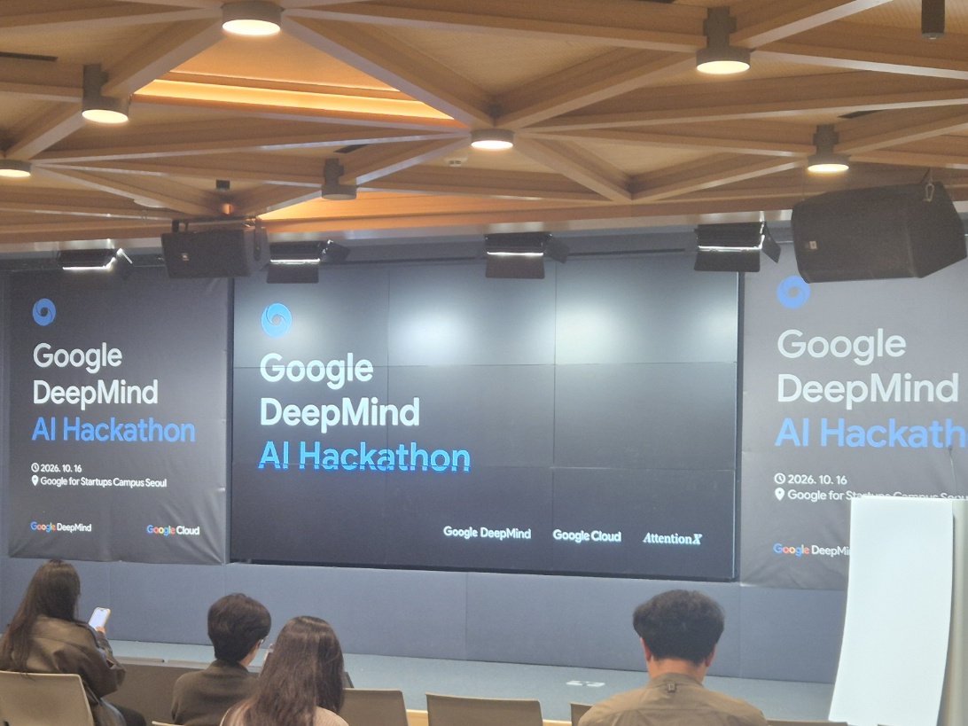 Google DeepMind AI Hackathon 현수막이 걸린 무대와 객석